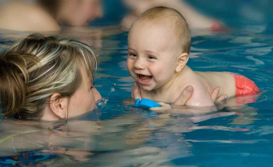 Wasserspass und Baby-Schwimmen